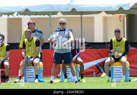 Roy Hodgson, de l'Angleterre, en action pendant la séance d'entraînement de l'Angleterre pour la coupe du monde à venir à l'Université Barry à Miami, en Floride, le vendredi 6 juin 2014 Banque D'Images