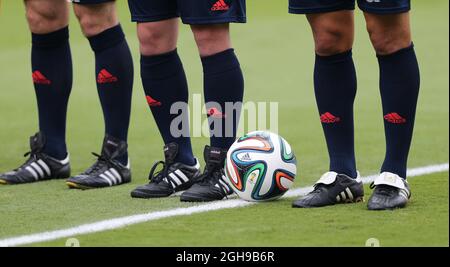 Le ballon officiel de la coupe du monde 32014 lors du match international de football amical entre l'Angleterre et le Honduras au Sun Life Stadium de Miami, en Floride, le 7 juin 2014. Photo David Klein. Banque D'Images