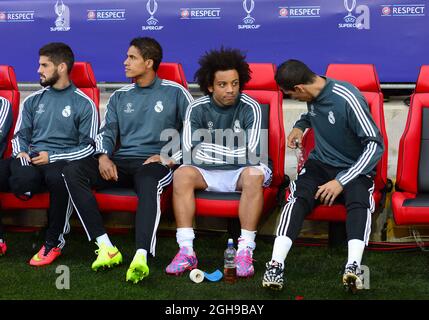Isco, Raphael Varane et Marcelo du Real Madrid sur le banc avant le match de la Super coupe de l'UEFA entre Real Madrid et Séville au stade de Cardiff City à Cardiff, en Grande-Bretagne, le 12 août 2014. Real Madrid a gagné le titre en battant Séville avec 2-0. Photo Simon Bellis/Sportimage. Banque D'Images