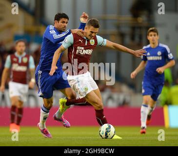 Diego Costa, de Chelsea, s'est fourré avec Jason Shackell, de Burnley, lors du match de la Barclays Premier League entre Burnley et Chelsea à Turf Moor, à Burnley, au Royaume-Uni, le 18 août 2014. Photo Simon Bellis/Sportimage. Banque D'Images