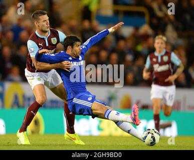 Jason Shackell, de Burnley, essaie de s'attaquer à Diego Costa de Chelsea lors du match de la Barclays Premier League entre Burnley et Chelsea à Turf Moor à Burnley, au Royaume-Uni, le 18 août 2014. Photo Simon Bellis/Sportimage. Banque D'Images