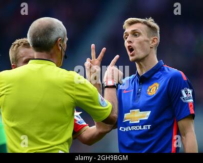 Darren Fletcher de Manchester United discute d'un point avec l'arbitre Martin Atkinson lors du match de la Barclays Premier League entre Sunderland et Manchester United au stade de Light, Sunderland, le 24 août 2014. Banque D'Images