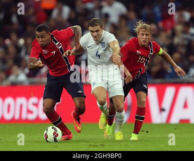 Le Jordan Henderson d'Angleterre se trouve en bataille avec Joshua King de Norvège et Per Ciljan Skjelbred lors du match international amical entre l'Angleterre et la Norvège au stade Wembley à Londres, le 3 septembre 2014. Banque D'Images