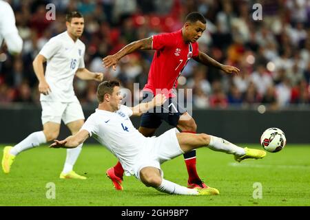 Jordan Henderson en Angleterre et Joshua King en Norvège lors du match international amical entre l'Angleterre et la Norvège au stade Wembley à Londres, le 3 septembre 2014. Banque D'Images