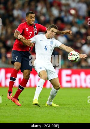 Jordan Henderson en Angleterre et Joshua King en Norvège lors du match international amical entre l'Angleterre et la Norvège au stade Wembley à Londres, le 3 septembre 2014. Banque D'Images