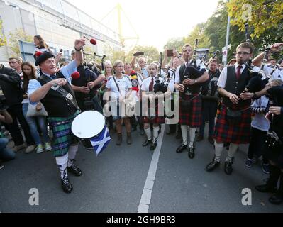 Le groupe écossais de bagpipe joue devant signal Iduna Park lors de l'UEFA Euro 2016 qualification, le groupe D match entre l'Allemagne et l'Écosse au signal Iduna Park, Dortmund, le 7 septembre 2014. Banque D'Images