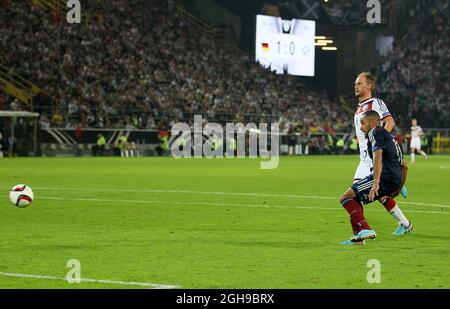 Ikechi Anya en Écosse, marquant son but d'ouverture lors de la qualification à l'Euro 2016 de l'UEFA, match du Groupe D entre l'Allemagne et l'Écosse au signal Iduna Park, Dortmund, le 7 septembre 2014. Banque D'Images