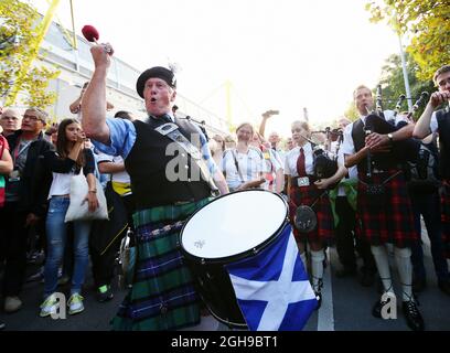 Le groupe écossais de bagpipe joue devant signal Iduna Park lors de l'UEFA Euro 2016 qualification, le groupe D match entre l'Allemagne et l'Écosse au signal Iduna Park, Dortmund, le 7 septembre 2014. Banque D'Images