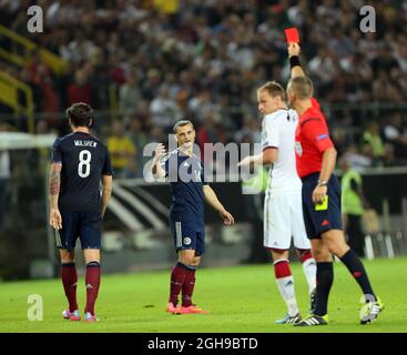 Charlie Mulgrew, en Écosse, est envoyé lors du match de qualification européen 2016 de l'UEFA entre l'Allemagne et l'Écosse au signal Iduna Park, Dortmund, le 7 septembre 2014. Banque D'Images