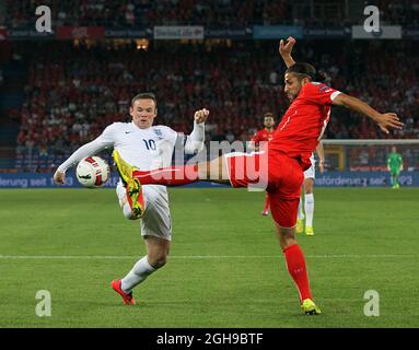 Ricardo Rodriguez, en Suisse, se dispute avec Wayne Rooney, en Angleterre, lors du match de qualification E de l'UEFA pour l'Euro 2016 entre la Suisse et l'Angleterre qui s'est tenu au parc St Jakob en Suisse le 8 septembre 2014. Photo David Klein/Sportimage. Banque D'Images