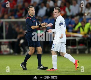 Le 2016 septembre 2014, Wayne Rooney, de l'Angleterre, s'adresse à l'arbitre Cuneyt Cakir lors du match de qualification Euro 8 entre la Suisse et l'Angleterre au parc St Jakob en Suisse. David Klein/ Banque D'Images