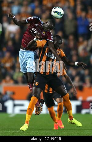 Cheikhou Kouyate, de West Ham United, conteste George Boyd, de Hull City, lors du match de la Barclays Premier League au KC Stadium, à Hull, le 15 septembre 2014. Banque D'Images