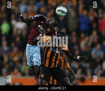 Cheikhou Kouyate, de West Ham United, conteste George Boyd, de Hull City, lors du match de la Barclays Premier League au KC Stadium, à Hull, le 15 septembre 2014. Banque D'Images