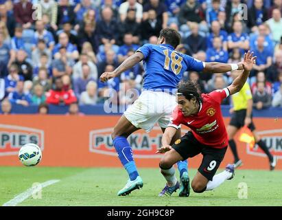 Radamel Falcao de Manchester United défenses avec Liam Moore de Leicester City pendant le match de la Barclays Premier League au King Power Stadium 21 septembre 2014. Banque D'Images