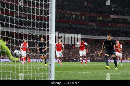 Dusan Tadic de Southampton marquant son but d'ouverture lors du match du troisième tour de la coupe Capital One au stade Emirates, Londres, le 23 septembre 2014. Banque D'Images