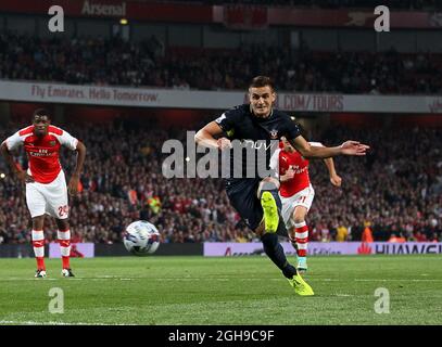 Dusan Tadic de Southampton marquant son but d'ouverture lors du match du troisième tour de la coupe Capital One au stade Emirates, Londres, le 23 septembre 2014. Banque D'Images