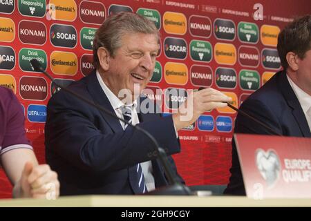 Roy Hodgson, directeur de l'Angleterre, fait un clin d'œil lors de sa conférence de presse à l'hôtel Radisson Blu Sky, Tallinn, le 11 octobre 2014. Banque D'Images