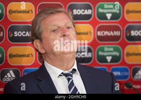 Roy Hodgson, directeur de l'Angleterre, fait un clin d'œil lors de sa conférence de presse à l'hôtel Radisson Blu Sky, Tallinn, le 11 octobre 2014. Banque D'Images