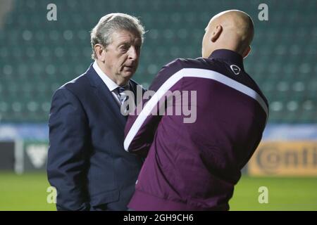 Roy Hodgson, directeur de l'Angleterre, s'entretient avec Jonjo Shelvey lors de la conférence de presse et d'entraînement en Angleterre à l'aréna A. le Coq à Tallinn le 11 octobre 2014. Banque D'Images