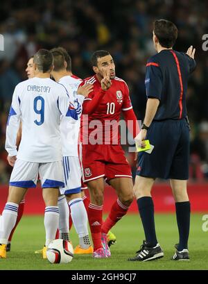 HAL Robson Kanu du pays de Galles enregistre sa plainte auprès de l'arbitre lors du match de qualification Euro 2016 entre le pays de Galles et Chypre au stade de Cardiff City à Cardiff, pays de Galles, le 13 octobre 2014. Banque D'Images