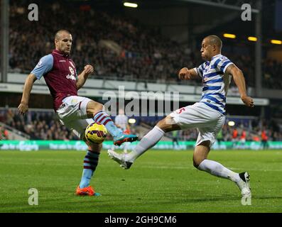 Bobby Zamora de QPR se trouve aux côtés de Ron Vlaar de Aston Villa lors du match de la Barclays Premier League entre Queens Park Rangers et Aston Villa sur Loftus Road, en Angleterre, le 27 octobre 2014. Banque D'Images