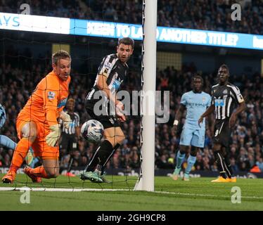 Rob Elliot, de Newcastle, enregistre à partir de la plage de points vides lors du match de la Capital One Cup Fourth Round entre Manchester City et Newcastle United au Etihad Stadium, Londres, le 29 octobre 2014. Banque D'Images