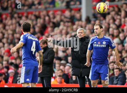 José Mourinho, directeur de Chelsea, fait remarquer Cesc Fabregas de Chelsea lors du match de la Barclays Premier League entre Liverpool et Chelsea au stade Anfield de Liverpool, en Angleterre, le 8 novembre 2014. Banque D'Images