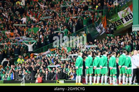 L'Irlande est fan des hymnes nationaux lors du match de football de qualification Euro 2016 entre l'Écosse et la République d'Irlande au Celtic Park Stadium, Glasgow, Écosse, le 14 novembre 2014. Banque D'Images