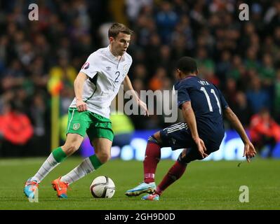 Seamus Coleman d'Irelandprend Ikechi Anya d'Écosse pendant le football de qualification Euro 2016 entre l'Écosse et la République d'Irlande au Celtic Park Stadium, Glasgow, Écosse, le 14 novembre 2014. Banque D'Images