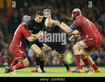 Sonny Bill Williams, de Nouvelle-Zélande, a été attaqué par Jonathan Davies, du pays de Galles, lors du match Dove Men Series entre le pays de Galles et la Nouvelle-Zélande au Millennium Stadium, Cardiff, pays de galles, le 22 novembre 2014. Banque D'Images