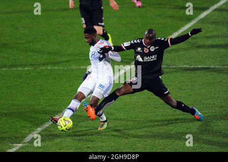 Arnold Mvuemba s'attaque lors du match de la Ligue 1 entre le Stade de Reims et Lyon au Stade de Gerland en France le 04 décembre 2014. Banque D'Images