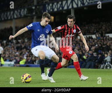 Seamus Coleman d'Everton intercepte Joey Barton de QPR lors du match de la Barclays Premier League entre Everton et Queens Park Rangers à Goodison Park, Liverpool, le 15 décembre 2014. Simon Bellis Banque D'Images