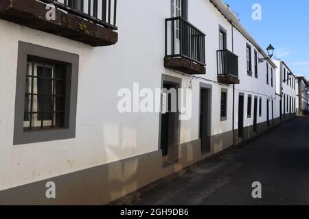 Les maisons blanches typiques de Santa Cruz da Graciosa, île de Graciosa, Açores Banque D'Images