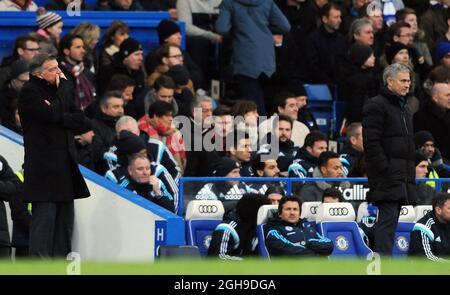 Le directeur de Chelsea, José Mourinho, discute avec le directeur de West Ham United, Sam Allardyce, lors du match de la Barclays Premier League entre Chelsea et West Ham United au stade Stamford Bridge à Londres, en Angleterre, le 26 décembre 2014. Photo: Robin Parker Banque D'Images