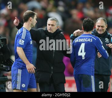 José Mourinho, directeur de Chelsea, félicite ses joueurs lors du match de la Barclays Premier League entre Stoke City et Chelsea au Britannia Stadium de Stoke, en Angleterre, le 22 décembre 2014. Simon Bellis Banque D'Images