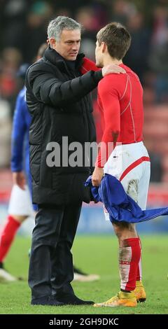 José Mourinho, directeur de Chelsea, s'entretient avec Bojan Krki de Stoke City lors du match de la Barclays Premier League entre Stoke City et Chelsea au stade Britannia de Stoke, en Angleterre, le 22 décembre 2014. Simon Bellis Banque D'Images