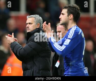 José Mourinho, directeur de Chelsea, applaudit les fans lors du match de la Barclays Premier League entre Stoke City et Chelsea au Britannia Stadium de Stoke, en Angleterre, le 22 décembre 2014. Simon Bellis Banque D'Images