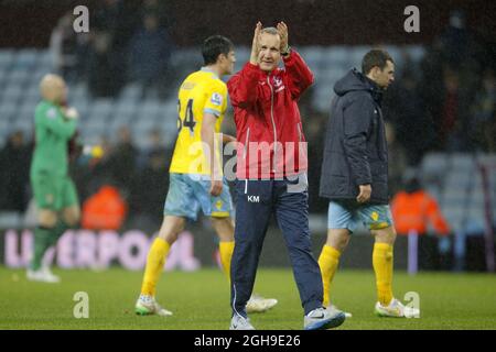 Keith Millen, le directeur de la garde, applaudit les supporters du Palace à la fin du match lors du match de la Barclays Premier League entre Aston Villa et Crystal Palace à Villa Park, Birmingham, le 1er janvier 2015. Banque D'Images