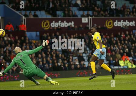 Yannick Bolasie arrive au poste de Palace avec le but à sa merci lors du match de la Barclays Premier League entre Aston Villa et Crystal Palace à Villa Park, Birmingham, le 1er janvier 2015. Banque D'Images