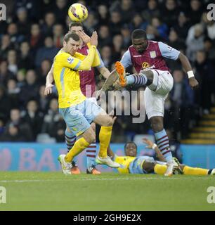 Jores Okore de Aston Villa débarque le ballon devant James McArthur de Palace lors du match de la Barclays Premier League entre Aston Villa et Crystal Palace à Villa Park, Birmingham, le 1er janvier 2015. Banque D'Images