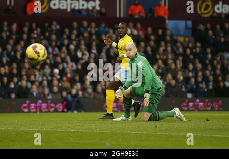 Yannick Bolasie arrive au poste de Palace avec le but à sa merci lors du match de la Barclays Premier League entre Aston Villa et Crystal Palace à Villa Park, Birmingham, le 1er janvier 2015. Banque D'Images