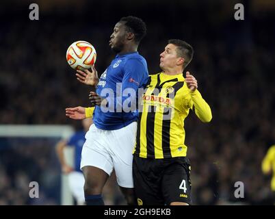 Romelu Lukaku d'Everton contrôle le bal sous la pression de Milan Vilotic de BSC Young Boys lors de la manche de l'UEFA Europa League de 32 deuxième match entre Everton et BSC Young Boys au Goodison Park Stadium, Liverpool, Angleterre, le 26 février 2015. Banque D'Images