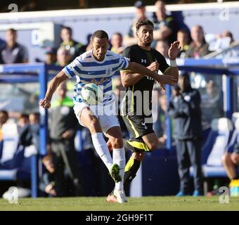 Le Rio Ferdinand de QPR se démène avec Nacer Chadli de Tottenham lors du match de la Barclays Premier League entre Queens Park Rangers et Tottenham sur Loftus Road, en Angleterre, le 7 mars 2015. Banque D'Images