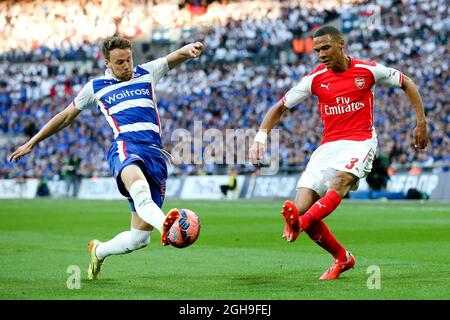 Kieran Gibbs d'Arsenal tente de traverser mais est coupé par Chris Gunter de Reading lors du demi-finale de la coupe FA entre Reading et Arsenal au stade Wembley, Londres, le 18 avril 2015. Pic Charlie Forgham-BaileySportimage. Banque D'Images