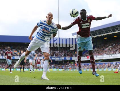 Bobby Zamora de QPR se trouve aux côtés de Chiekhou Kouyate de West Ham lors de la Barclays Premier League le match entre Queens Park Rangers et West Ham United à Loftus Road, en Angleterre, le 25 avril 2015. Photo David Klein. Banque D'Images