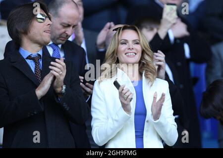 Amanda Holden, présentatrice de Britain's Got Talent, dans la foule lors du match entre Everton et Manchester United à Goodison Park, Liverpool, le 26 avril 2015. Banque D'Images