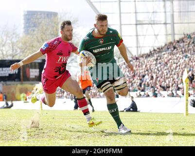 Laurence Pearce de Leicester Tiger marque sa deuxième tentative du jeu avant Rhys Crane de Londres Welsh pendant Aviva Premiership Rugby Union le match entre Leicester Tigers et Londres Welsh à Welford Road Leicester le 25 avril 2015. Photo Malcolm Couzens. Banque D'Images