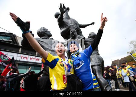 Les fans de Clermont chantent devant le stade lors du match final de la coupe des champions de rugby européenne 2015 entre ASM Clermont Auvergne et RC Toulon au stade de Twickenham, Londres, Royaume-Uni, le 2 mai 2015. Charlie Forgham-Bailey Banque D'Images