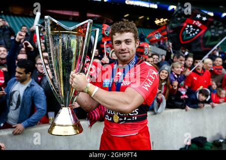 Leigh Halfpenny de RC Toulon avec la coupe lors du match final de la coupe européenne des champions de rugby 2015 entre ASM Clermont Auvergne et RC Toulon au stade de Twickenham, Londres, Royaume-Uni, le 2 mai 2015. Charlie Forgham-Bailey Banque D'Images