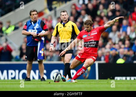 Leigh Halfpenny de RC Toulon a fait une pénalité lors du match final de la coupe des champions de rugby européenne 2015 entre ASM Clermont Auvergne et RC Toulon au stade de Twickenham, Londres, Royaume-Uni, le 2 mai 2015. Charlie Forgham-Bailey Banque D'Images